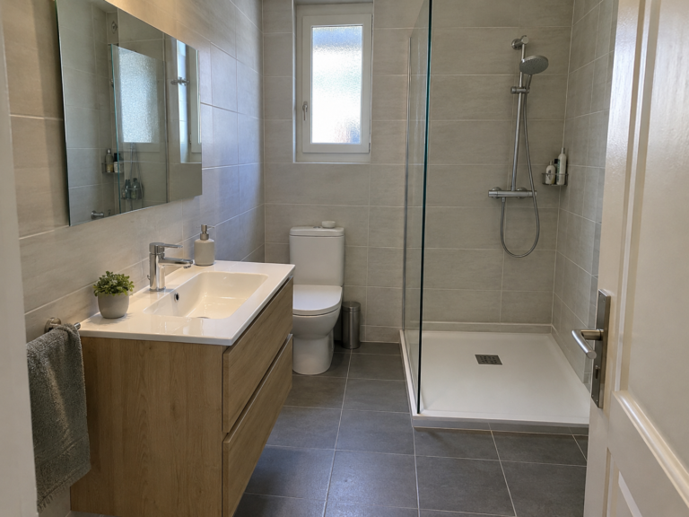 Exemple de rénovation de salle de bain à Paris avec douche vitrée et carrelage clair — vue 1