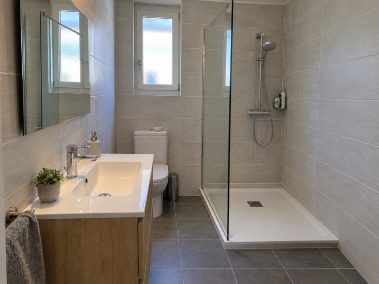 Exemple de rénovation de salle de bain à Paris avec douche vitrée et carrelage clair — vue 2