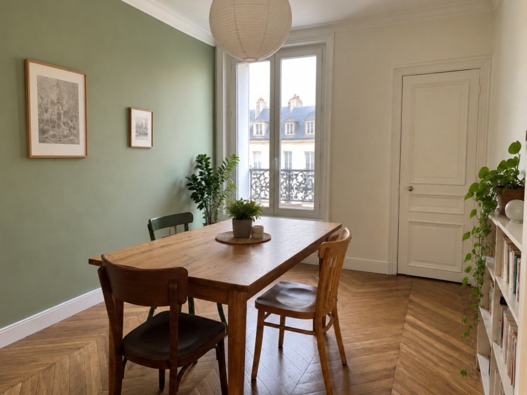 Exemple de peinture intérieure à Paris : mur vert sauge, murs clairs et boiseries blanches — vue 2