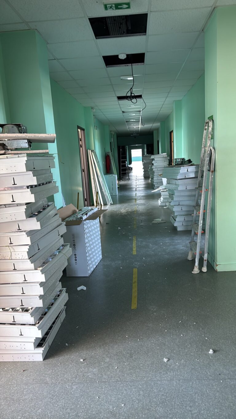 Salle de classe pendant le remplacement des luminaires de plafond
