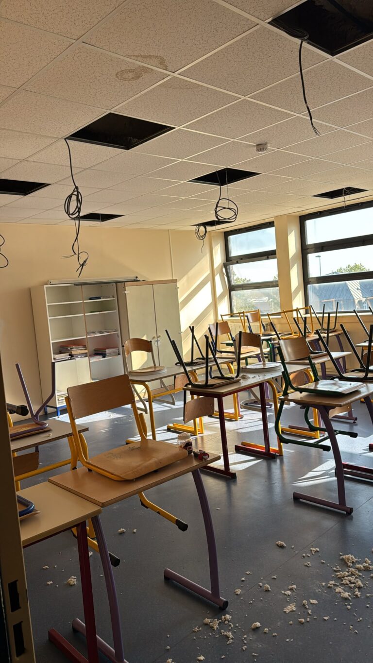 Salle de classe avec câblage préparé pour de nouveaux luminaires LED