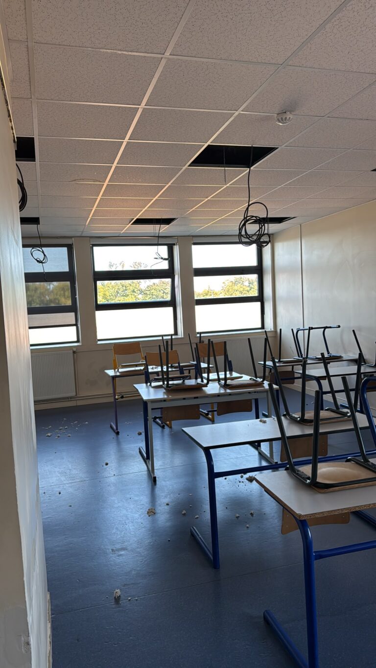 Couloir scolaire pendant les travaux d’éclairage au plafond