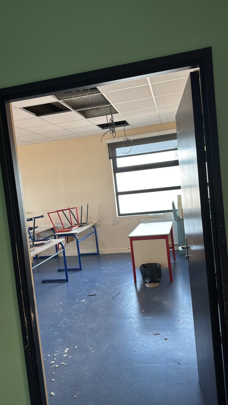 Salle de classe pendant la dépose des anciens luminaires ronds