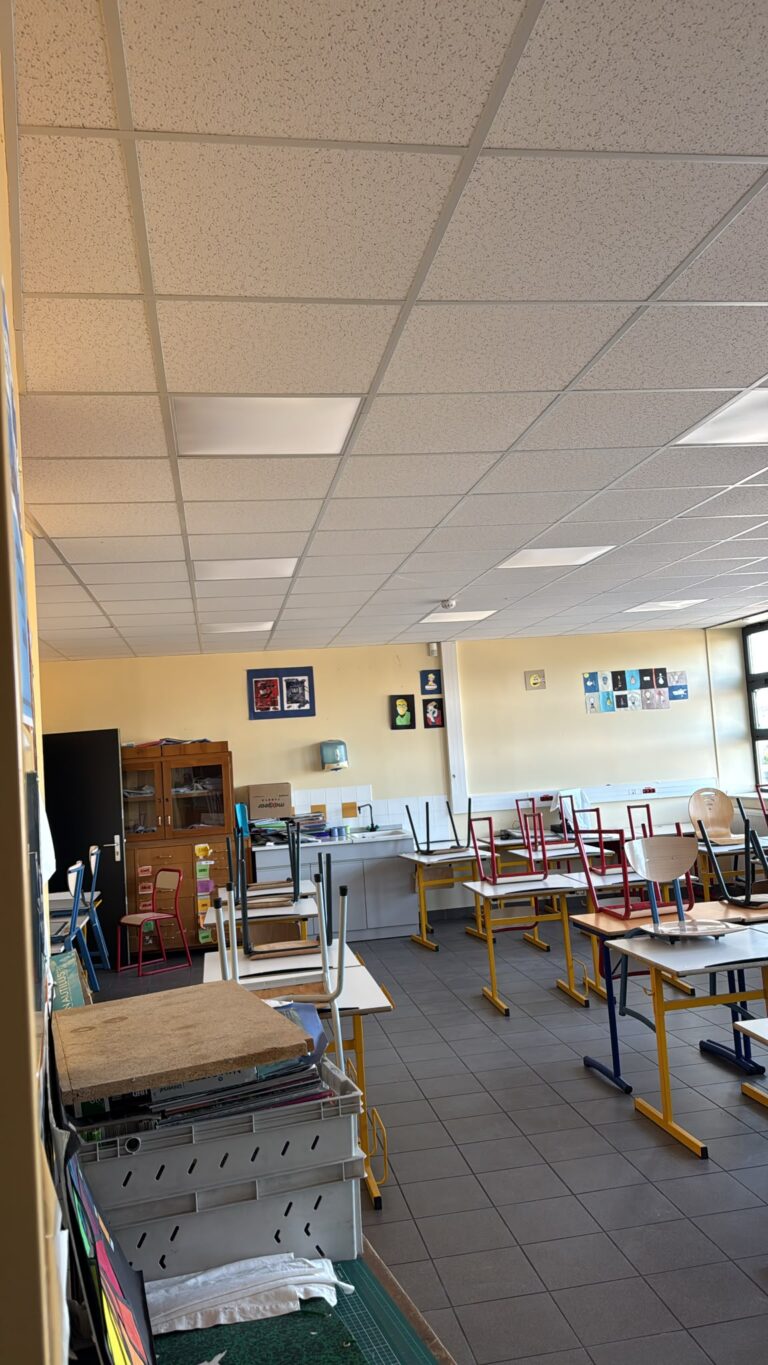 Salle de classe équipée de panneaux LED carrés intégrés au faux plafond