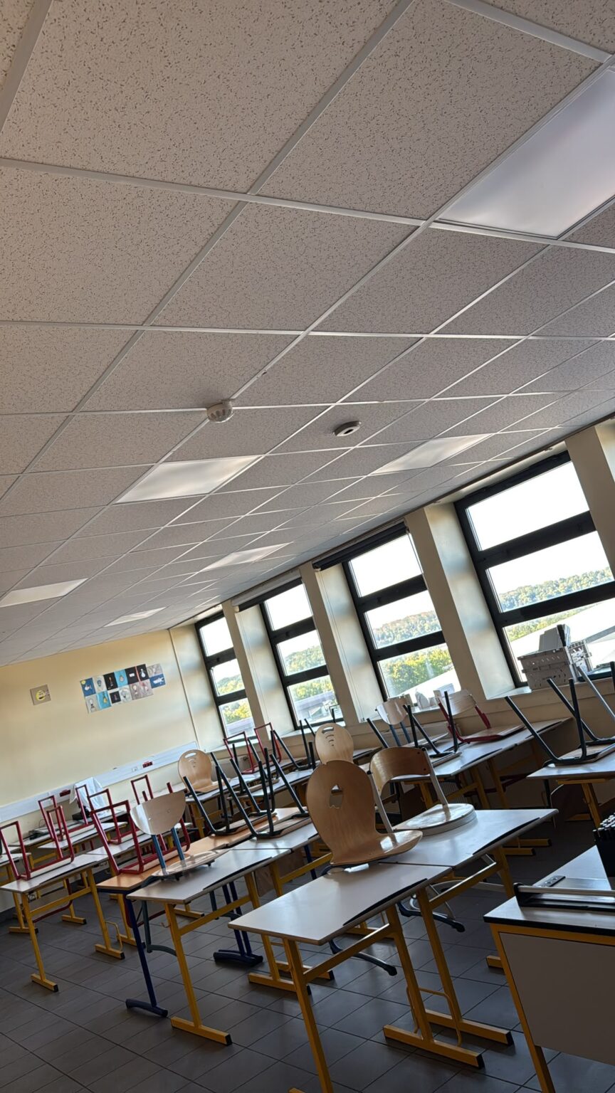 Éclairage LED carré installé dans une salle de classe à Saint-Ouen-l’Aumône