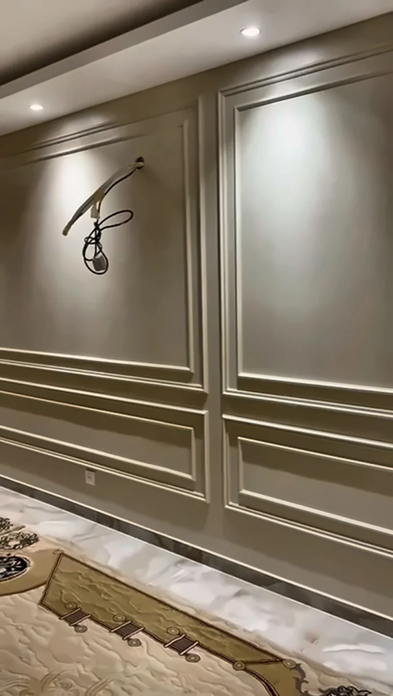 Mur peint avec composition de moulures décoratives à Paris