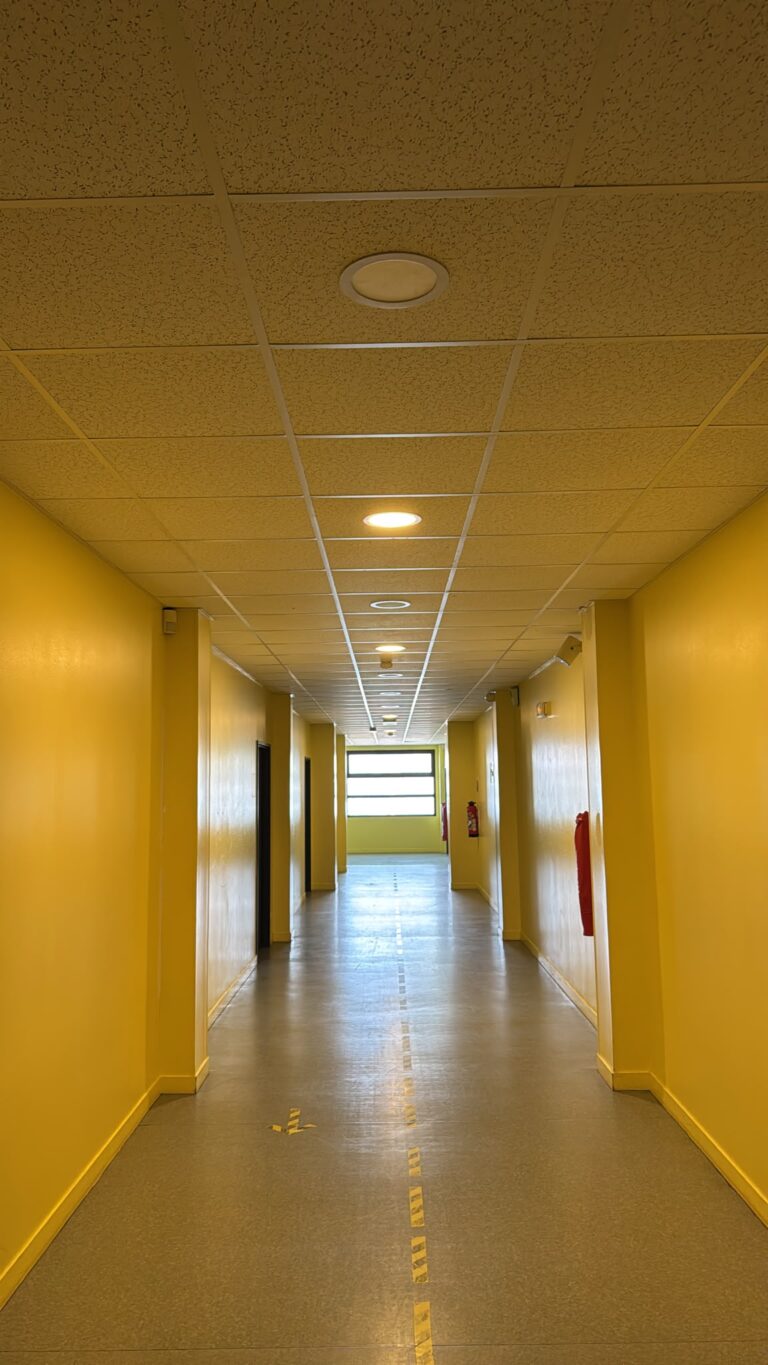 Couloir scolaire avant modernisation de l’éclairage