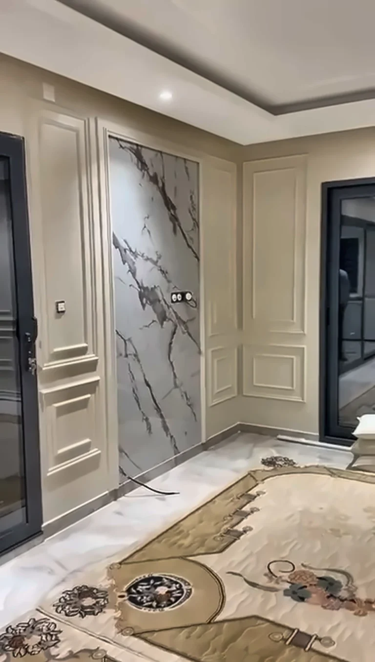 Rénovation intérieure à Paris avec panneau effet marbre et portes sombres