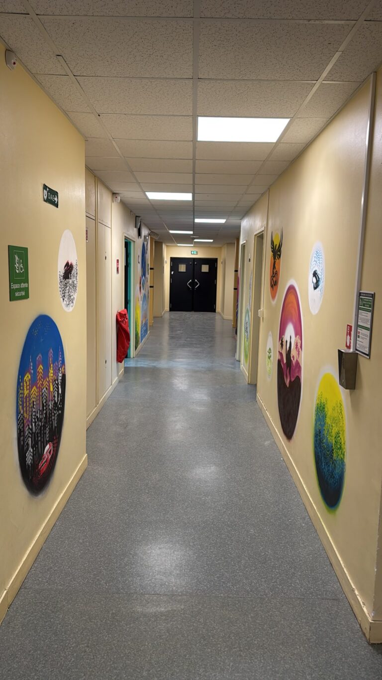 Couloir scolaire après installation de panneaux LED carrés