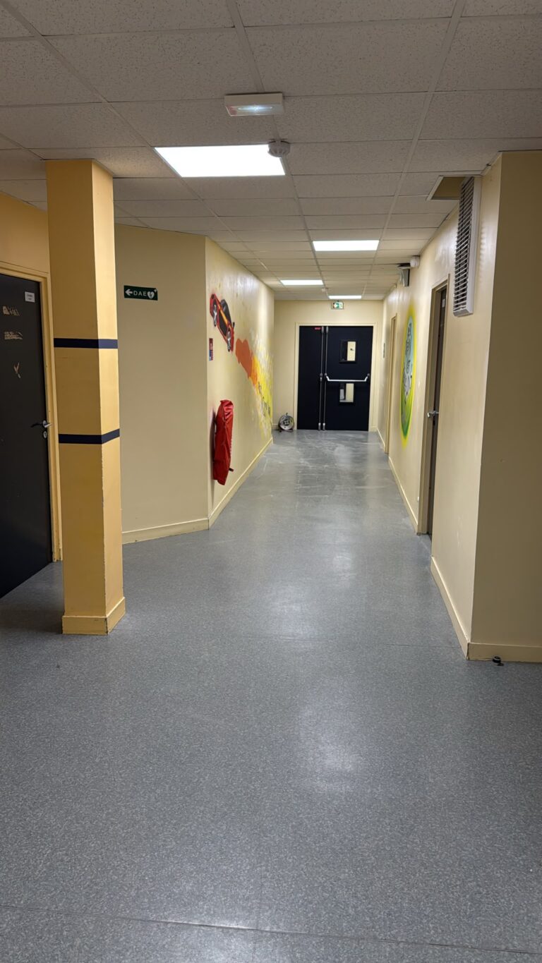 Couloir d’établissement scolaire rénové avec éclairage LED carré