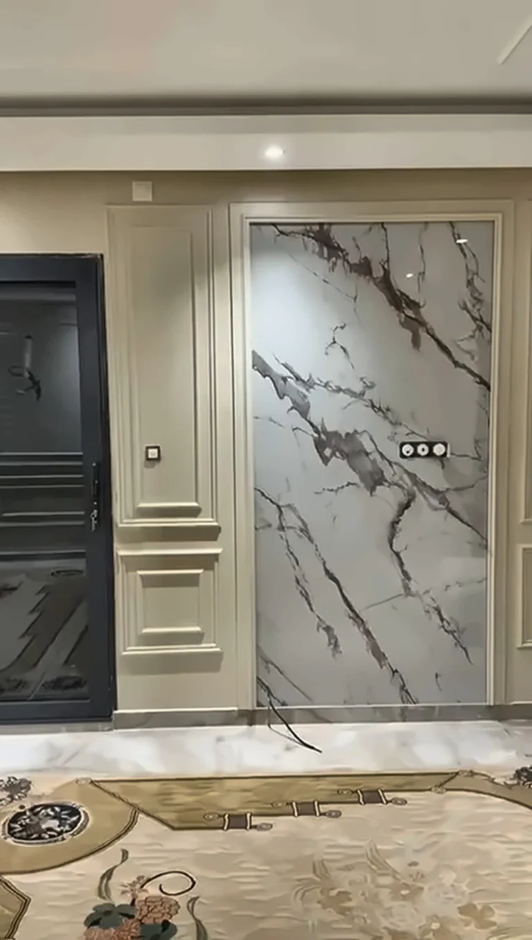 Panneau mural effet marbre entouré de moulures décoratives