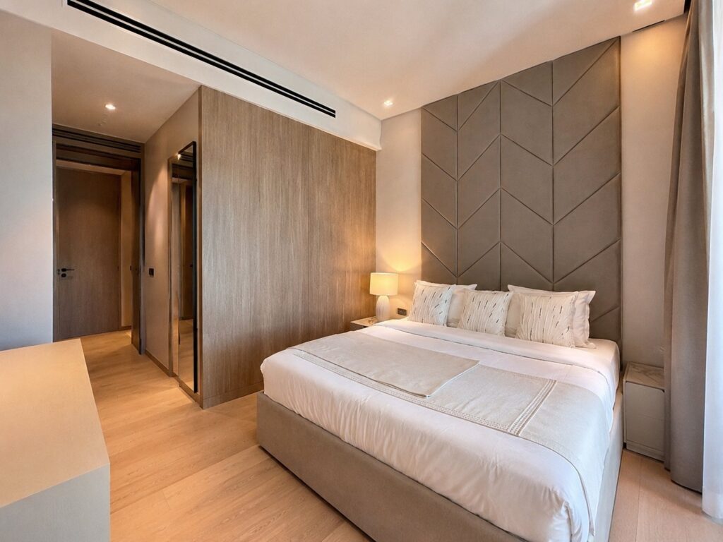 Chambre rénovée à Paris avec tête de lit géométrique et placards intégrés