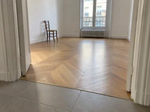Exemple de pose de parquet et carrelage à Paris avec raccord de seuil soigné — vue 2